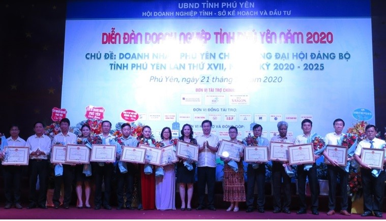 Đồng chí Chủ tịch UBND tỉnh Trần Hữu Thế  và Phó Chủ tịch UBND tỉnh Lê Tấn Hổ tặng Bằng khen của UBND tỉnh  cho các doanh nhân tiêu biểu xuất sắc năm 2020