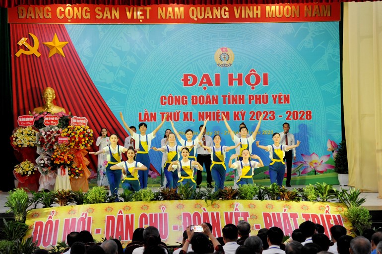 Văn nghệ chào mừng Đại hội XI Công đoàn Phú Yên, nhiệm kỳ 2023-2028. Ảnh: ANH NGỌC