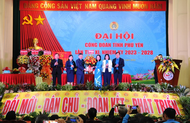 Đồng chí Thái Thu Xương, Phó Chủ tịch Tổng LĐLĐ Việt Nam  tặng hoa chúc mừng đại hội. Ảnh: ANH NGỌC