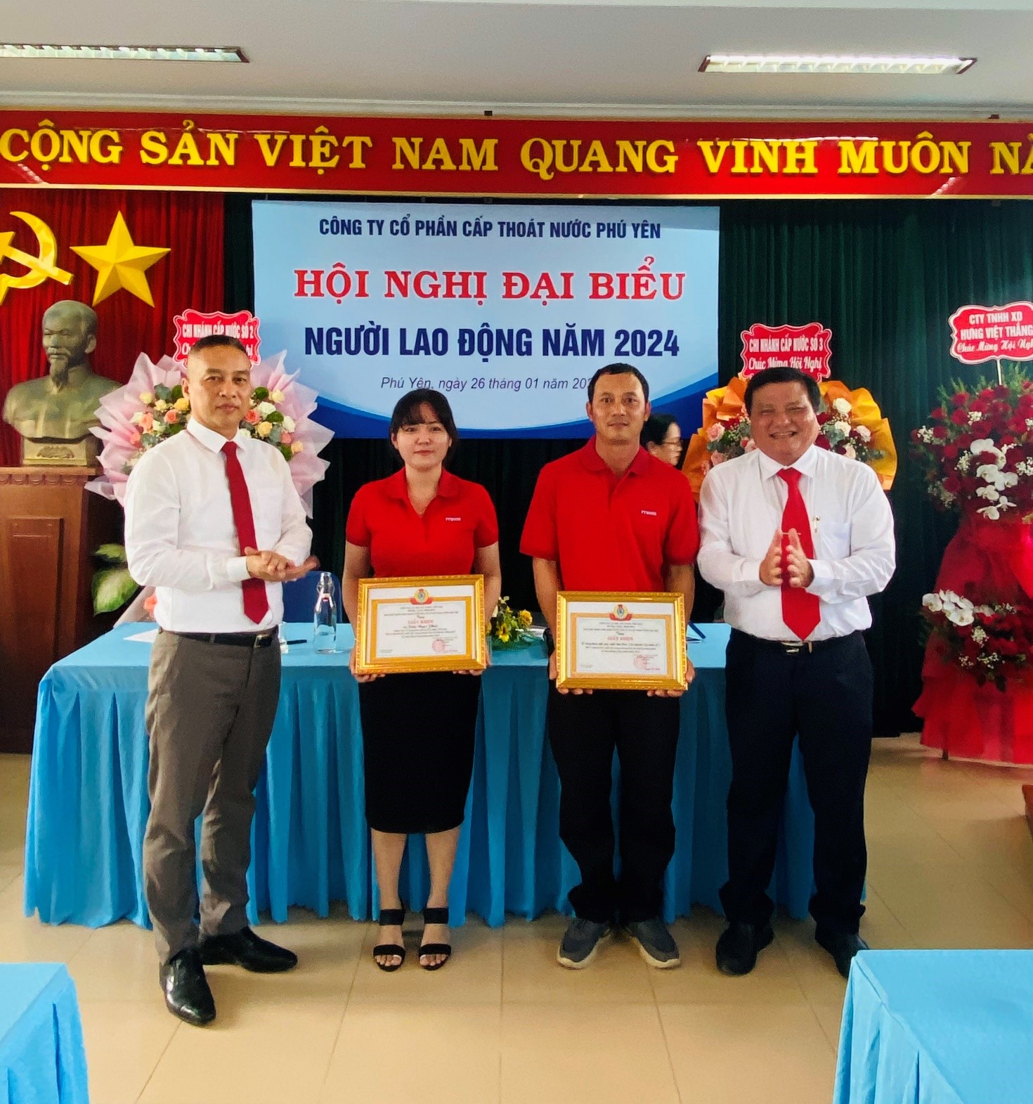 Ông Đỗ Hoàng Long, Tổng Giám đốc và ông Nguyễn Tấn Thuần, Phó Tổng Giám đốc, Chủ tịch Công đoàn cơ sở Công ty tặng Giấy khen cho 02 Tập thể đạt Danh hiệu Tập thể Công đoàn xuất sắc năm 2023