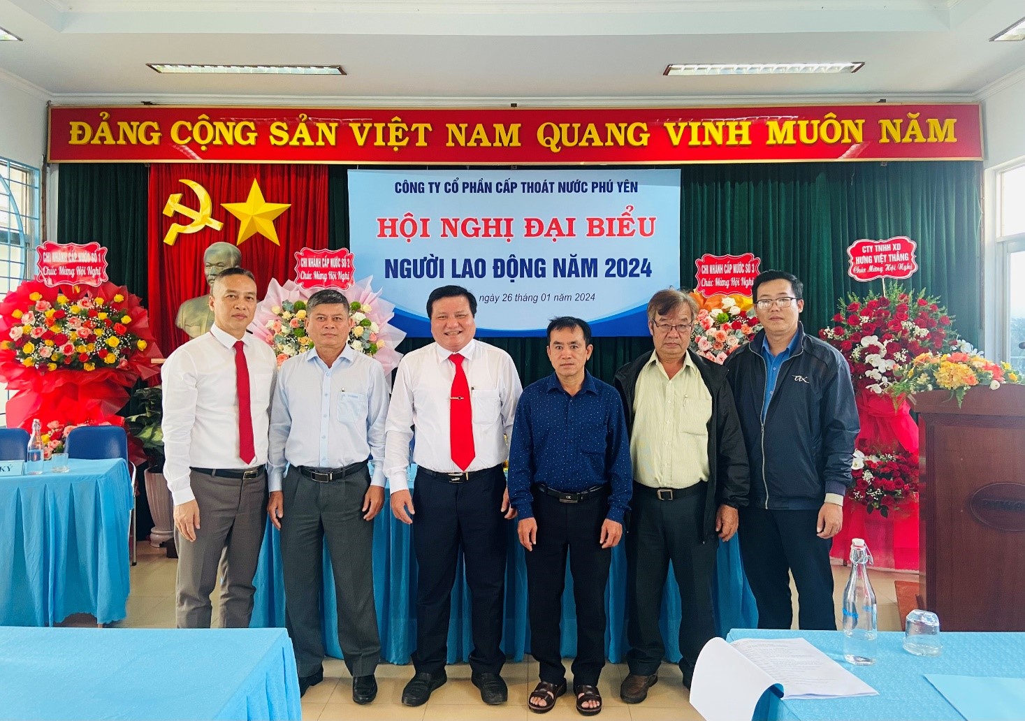 Đại biểu dự Hội nghị chụp hình lưu niệm  với Ban Lãnh đạo Công ty CP Cấp thoát nước Phú Yên