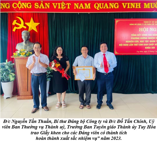 Đ/c Nguyễn Tấn Thuần, Bí thư Đảng bộ Công ty và Đ/c Đỗ Tấn Chính, Uỷ viên Ban Thường vụ Thành uỷ, Trưởng Ban Tuyên giáo Thành ủy Tuy Hòa trao Giấy khen cho các Đảng viên có thành tích  hoàn thành xuất sắc nhiệm vụ” năm 2023.