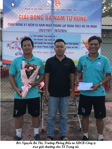 Đ/c Nguyễn Bá Thi, Trưởng Phòng Đầu tư XDCB Công ty trao giải thưởng cho Tổ Trọng tài.