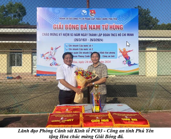 Lãnh đạo Phòng Cảnh sát Kinh tế PC03 - Công an tỉnh Phú Yên   tặng Hoa chúc mừng Giải Bóng đá.