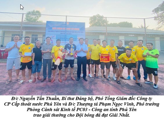 Đ/c Nguyễn Tấn Thuần, Bí thư Đảng bộ, Phó Tổng Giám đốc Công ty CP Cấp thoát nước Phú Yên và Đ/c Thượng tá Phạm Ngọc Vinh, Phó trưởng Phòng Cảnh sát Kinh tế PC03 - Công an tỉnh Phú Yên trao giải thưởng cho Đội bóng đá đạt Giải Nhất.
