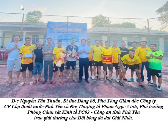 Đ/c Nguyễn Tấn Thuần, Bí thư Đảng bộ, Phó Tổng Giám đốc Công ty  CP Cấp thoát nước Phú Yên và Đ/c Thượng tá Phạm Ngọc Vinh, Phó trưởng Phòng Cảnh sát Kinh tế PC03 - Công an tỉnh Phú Yên  trao giải thưởng cho Đội bóng đá đạt Giải Nhất.