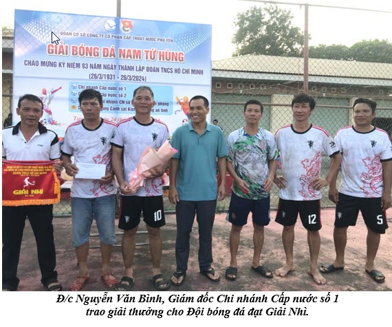 Đ/c Nguyễn Văn Bình, Giám đốc Chi nhánh Cấp nước số 1 trao giải thưởng cho Đội bóng đá đạt Giải Nhì.