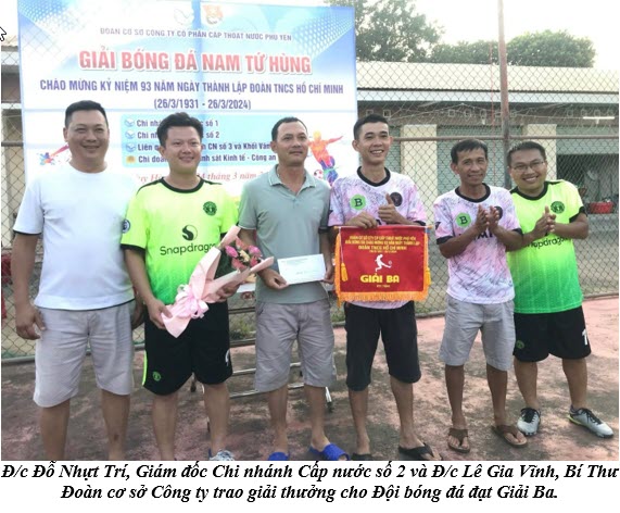 Đ/c Đỗ Nhựt Trí, Giám đốc Chi nhánh Cấp nước số 2 và Đ/c Lê Gia Vĩnh, Bí Thư Đoàn cơ sở Công ty trao giải thưởng cho Đội bóng đá đạt Giải Ba.