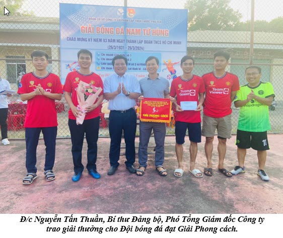 Đ/c Nguyễn Tấn Thuần, Bí thư Đảng bộ, Phó Tổng Giám đốc Công ty  trao giải thưởng cho Đội bóng đá đạt Giải Phong cách.