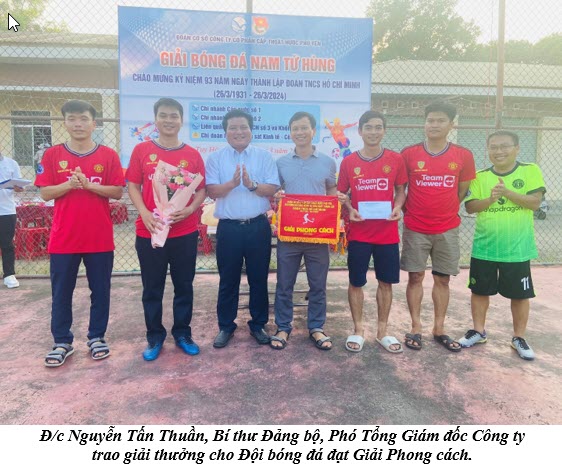 Đ/c Nguyễn Tấn Thuần, Bí thư Đảng bộ, Phó Tổng Giám đốc Công ty trao giải thưởng cho Đội bóng đá đạt Giải Phong cách.