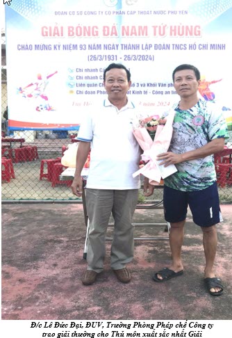 Đ/c Lê Đức Đại, ĐUV, Trưởng Phòng Pháp chế Công ty trao giải thưởng cho Thủ môn xuất sắc nhất Giải