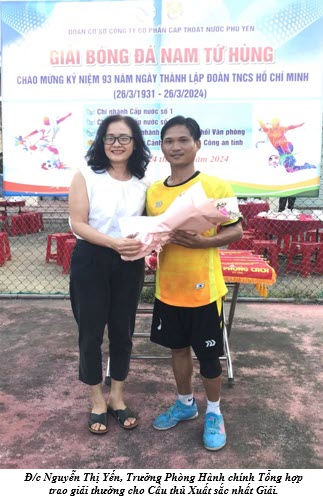 Đ/c Nguyễn Thị Yến, Trưởng Phòng Hành chính Tổng hợp trao giải thưởng cho Cầu thủ Xuất sắc nhất Giải.