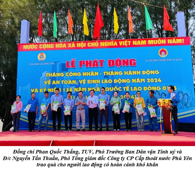 Đồng chí Phan Quốc Thắng, TUV, Phó Trưởng Ban Dân vận Tỉnh uỷ và  Đ/c Nguyễn Tấn Thuần, Phó Tổng giám đốc Công ty CP Cấp thoát nước Phú Yên  trao quà cho người lao động có hoàn cảnh khó khăn