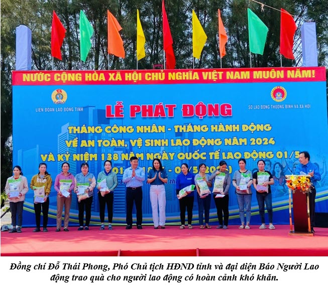 Đồng chí Đỗ Thái Phong, Phó Chủ tịch HĐND tỉnh và đại diện Báo Người Lao động trao quà cho người lao động có hoàn cảnh khó khăn.