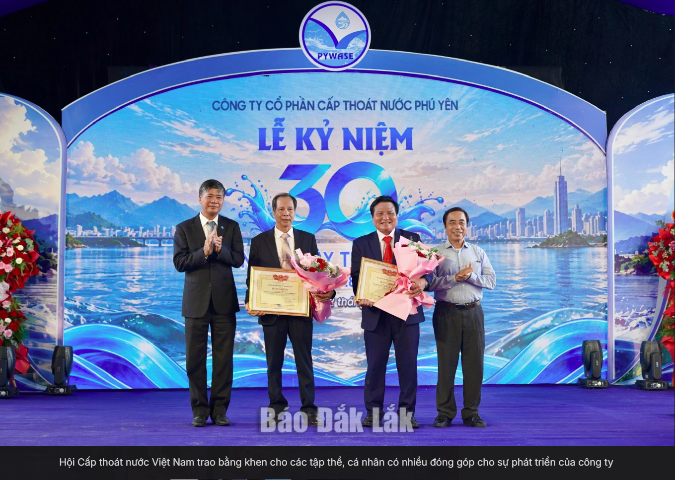 Hội Cấp tho&aacute;t nước Việt Nam trao bằng khen cho c&aacute;c tập thể, c&aacute; nh&acirc;n c&oacute; nhiều đ&oacute;ng g&oacute;p cho sự ph&aacute;t triển của c&ocirc;ng ty