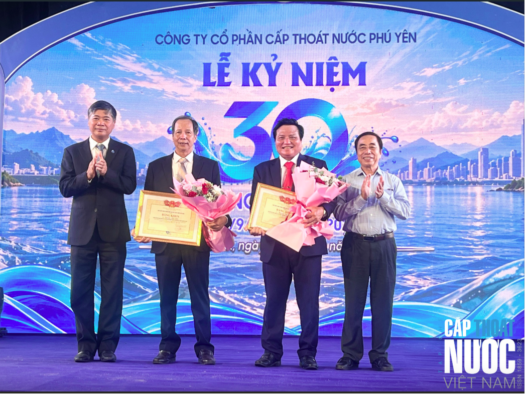 Ông Nguyễn Tấn Thuần và ông Nguyễn Phú Liệu nhận Bằng khen từ lãnh đạo VWSA.